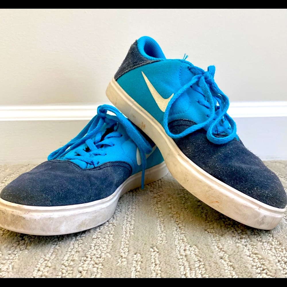 Size 3 Nike shoes 👟